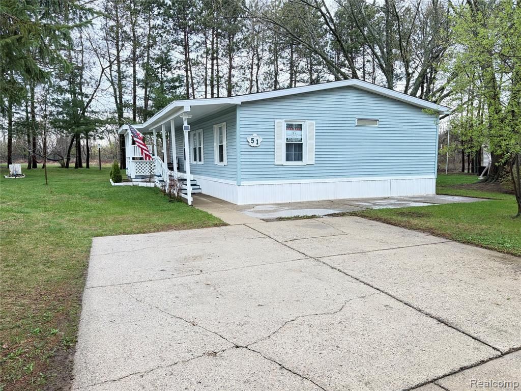 51 Green Valley Rd, Flint, MI 48506