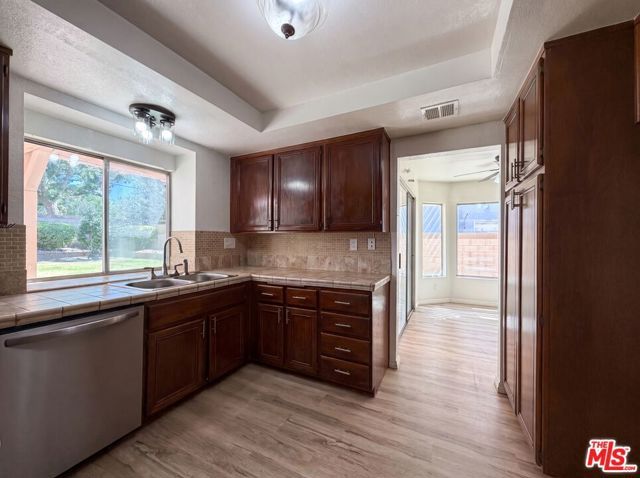 1138 Encantadora Lane, Lancaster, CA 93535