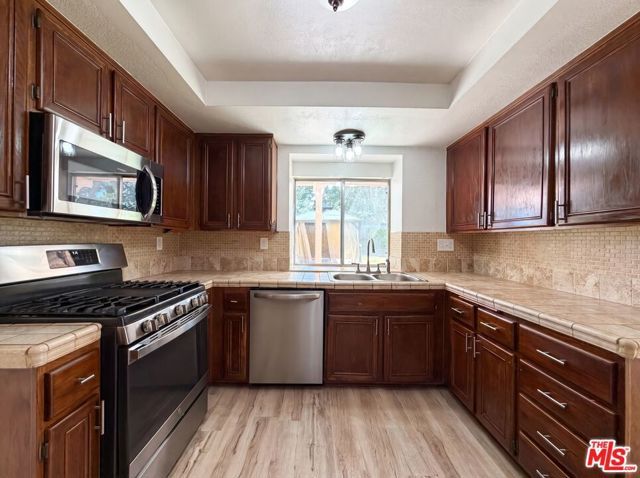 1138 Encantadora Lane, Lancaster, CA 93535