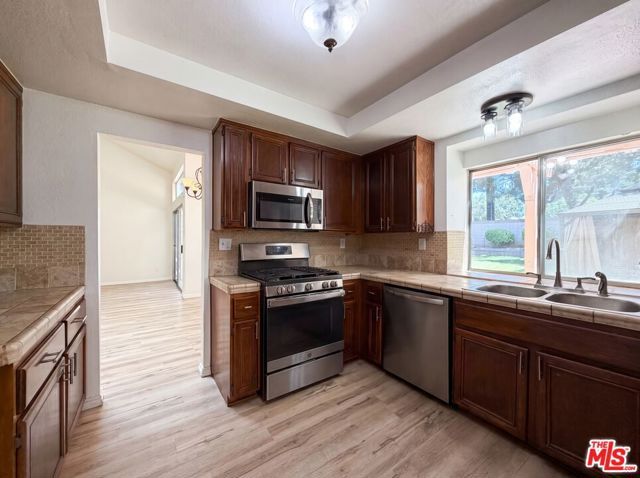 1138 Encantadora Lane, Lancaster, CA 93535