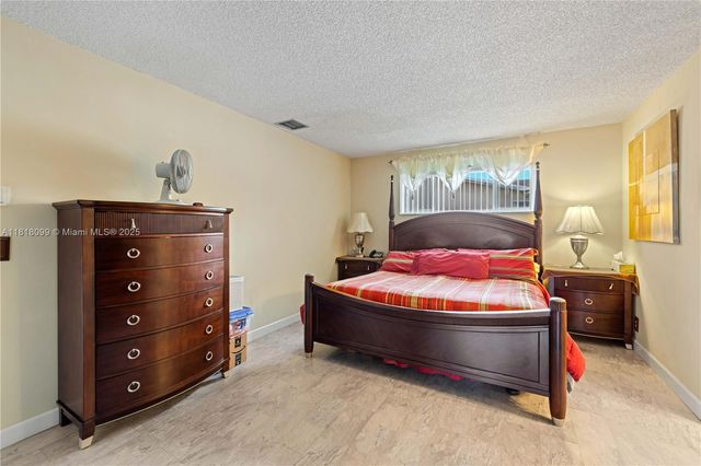 4500 NW 7th St, Plantation, FL 33317