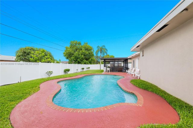 4500 NW 7th St, Plantation, FL 33317