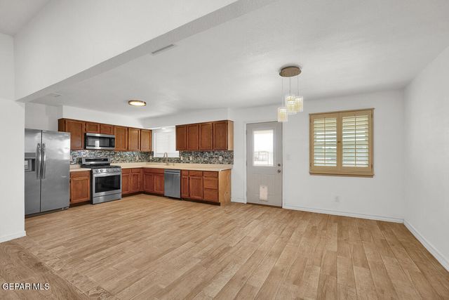 5302 Whispering Wind Drive, Clint, TX 79938