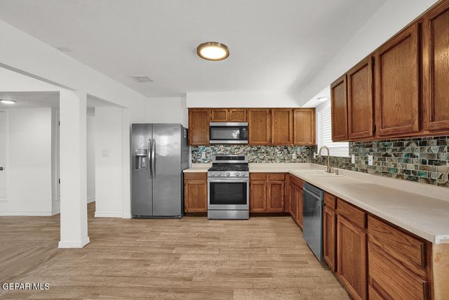 5302 Whispering Wind Drive, Clint, TX 79938