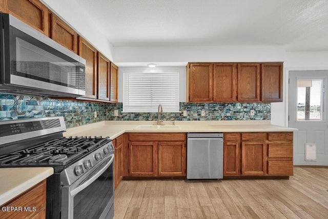 5302 Whispering Wind Drive, Clint, TX 79938