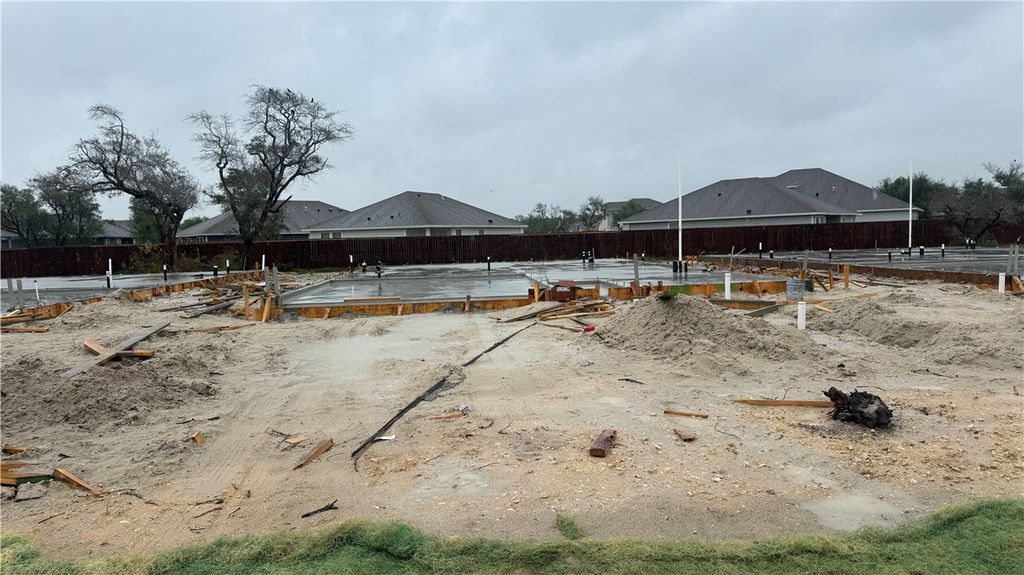 145 Grenada Dr, Rockport, TX 78382