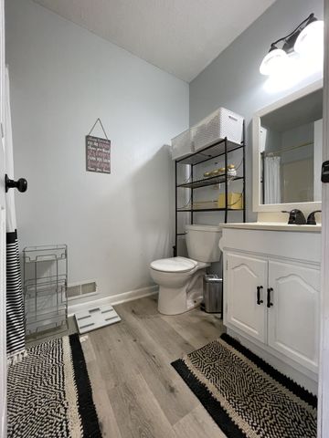 205 Clearlake Dr, La Vergne, TN 37086