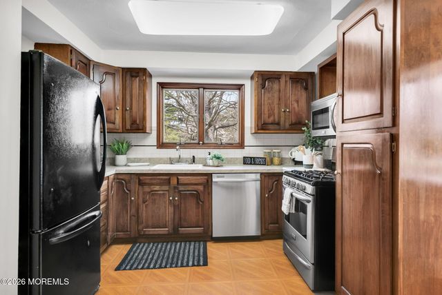 12 Karyn Terrace E, Middletown, NJ 07748