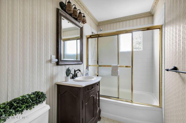 12 Karyn Terrace E, Middletown, NJ 07748