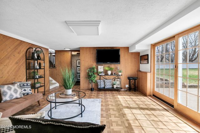 12 Karyn Terrace E, Middletown, NJ 07748