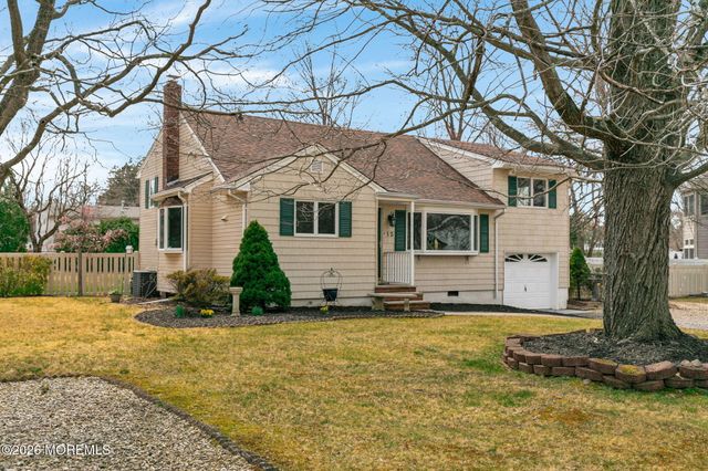 12 Karyn Terrace E, Middletown, NJ 07748