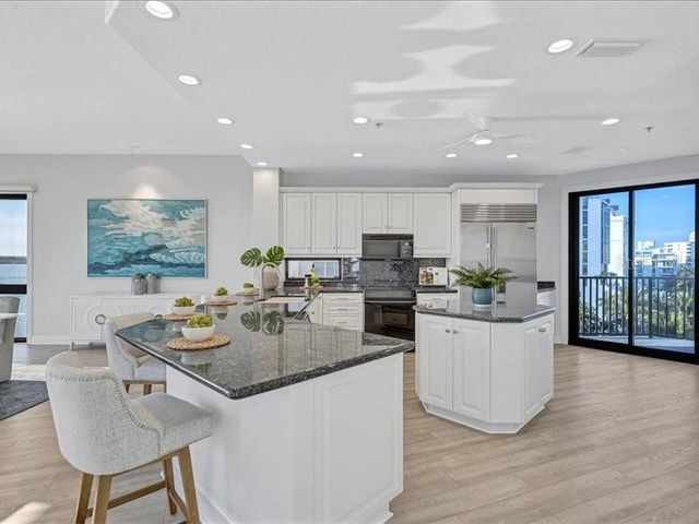 378 GOLDEN GATE POINT 6, Sarasota, FL 34236