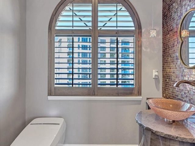 378 GOLDEN GATE POINT 6, Sarasota, FL 34236