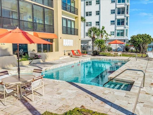 378 GOLDEN GATE POINT 6, Sarasota, FL 34236