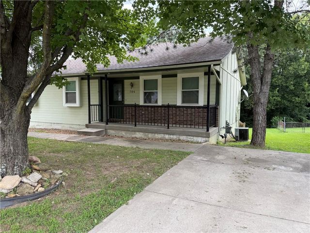 704 Hillcrest Street, Pleasant Hill, MO 64080