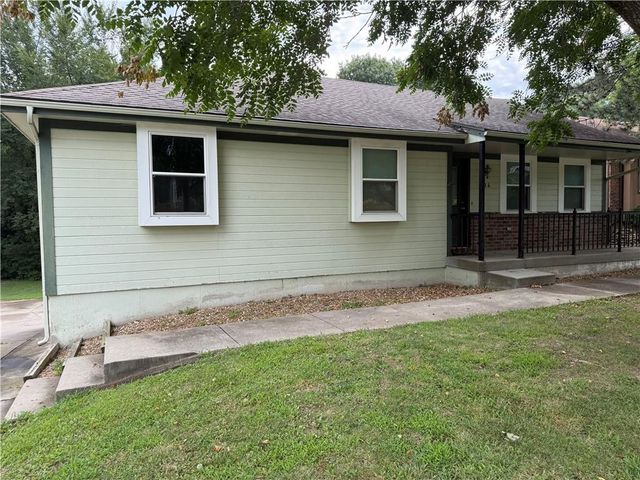 704 Hillcrest Street, Pleasant Hill, MO 64080