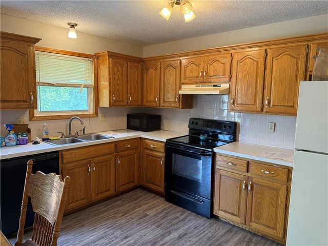 704 Hillcrest Street, Pleasant Hill, MO 64080