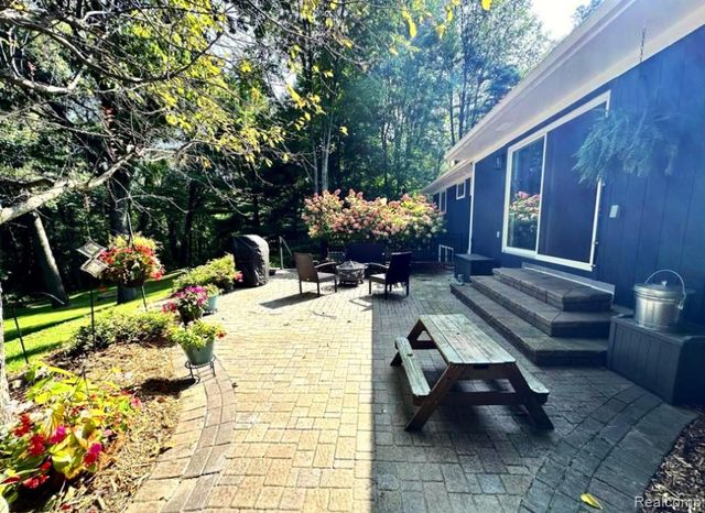 9115 Pine Hill Trail, Fenton, MI 48430