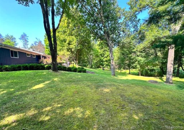 9115 Pine Hill Trail, Fenton, MI 48430