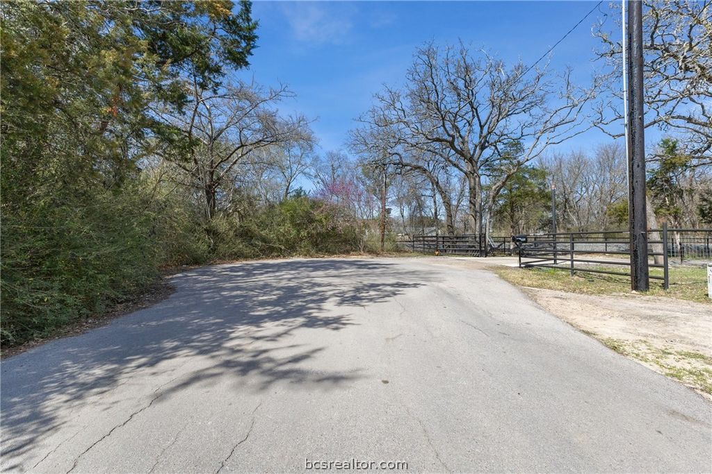 402 Wallace Street, Bryan, TX 77803 — photo 2