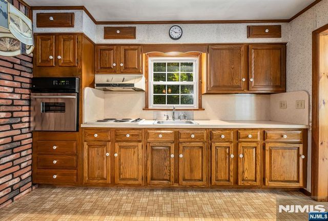 13 Holiday Lane, West Milford, NJ 07480