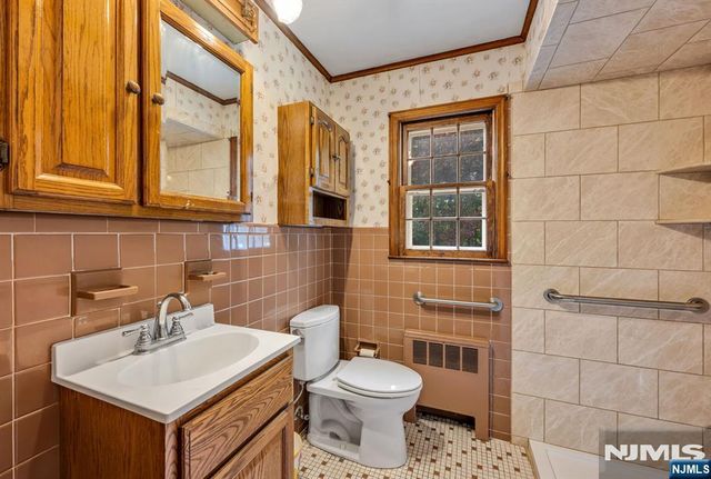 13 Holiday Lane, West Milford, NJ 07480