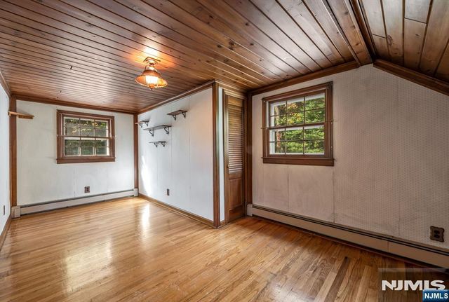 13 Holiday Lane, West Milford, NJ 07480