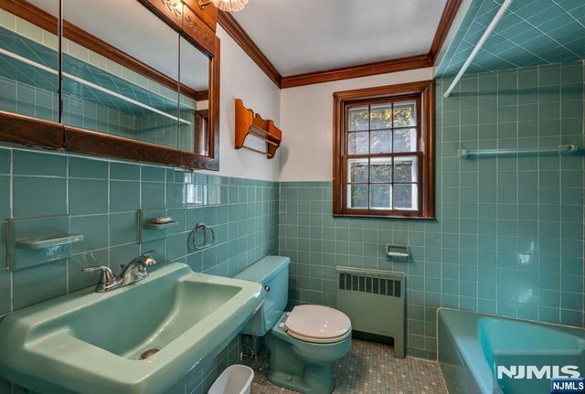 13 Holiday Lane, West Milford, NJ 07480