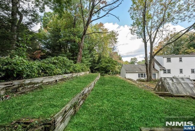 13 Holiday Lane, West Milford, NJ 07480