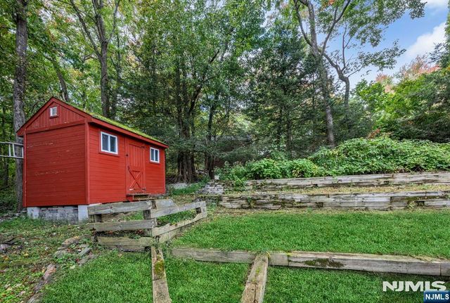 13 Holiday Lane, West Milford, NJ 07480