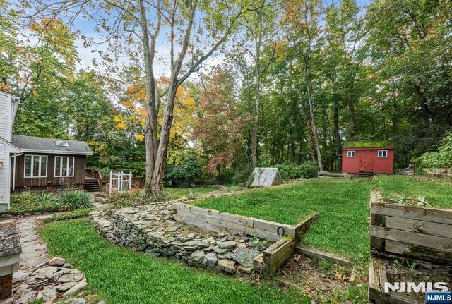 13 Holiday Lane, West Milford, NJ 07480
