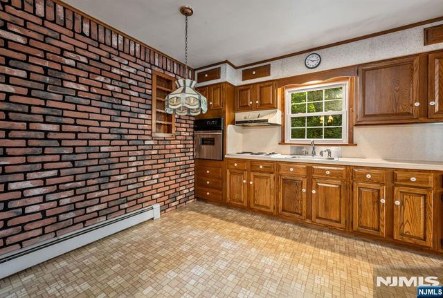 13 Holiday Lane, West Milford, NJ 07480