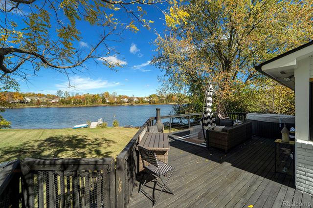 6606 Leytonstone Boulevard, West Bloomfield Charter Township, MI 48322