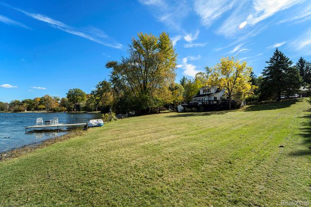 6606 Leytonstone Boulevard, West Bloomfield Charter Township, MI 48322