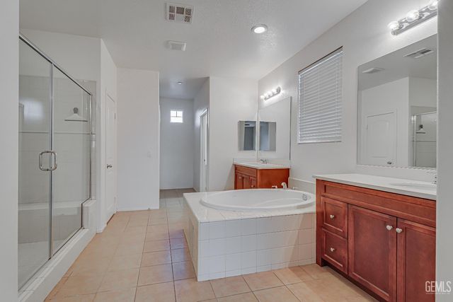 5005 Silvery Jewel Lane, Bakersfield, CA 93313