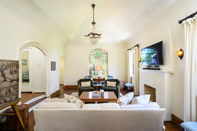 6934 Hammond Avenue, Dallas, TX 75223