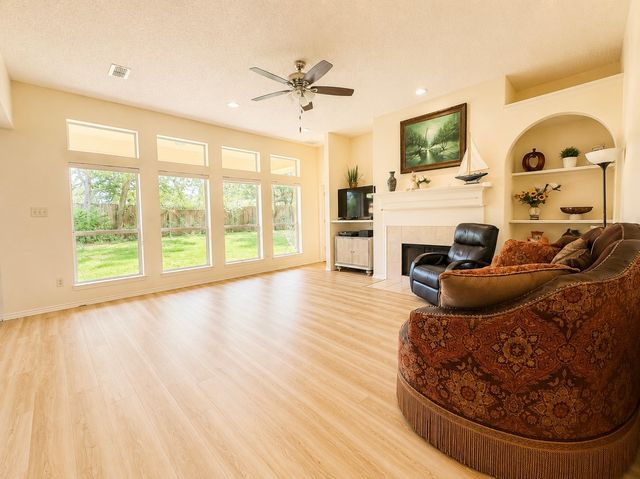 7930 Fox Chase Drive, Arlington, TX 76001