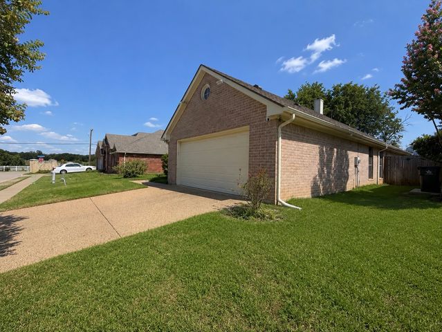 7930 Fox Chase Drive, Arlington, TX 76001