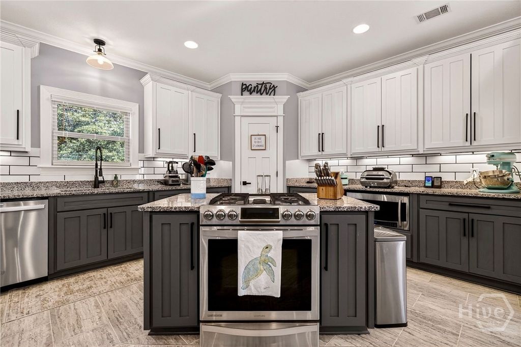 Image 11 of property listing at 275 Kilkenny Road, Richmond Hill, GA 31324