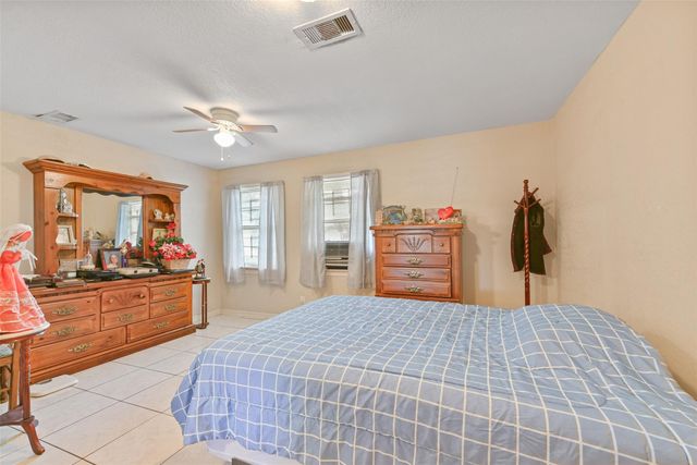 1804 36th Street N, Texas City, TX 77590