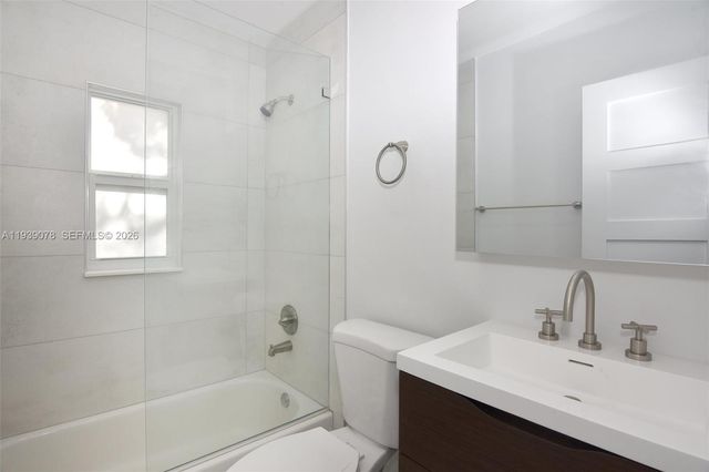 1084 NW 66th St, Miami, FL 33150