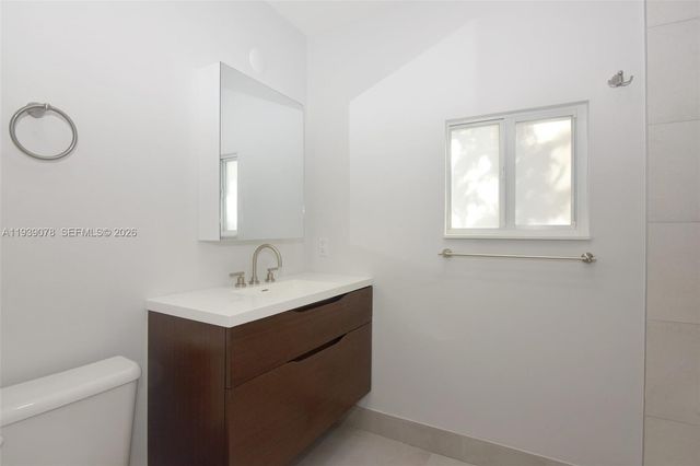 1084 NW 66th St, Miami, FL 33150