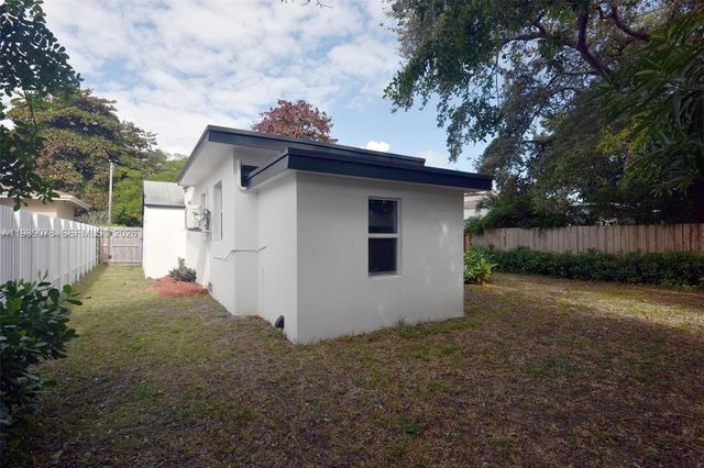 1084 NW 66th St, Miami, FL 33150