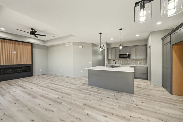 2824 Crystal Lake Dr, Salina, KS 67401