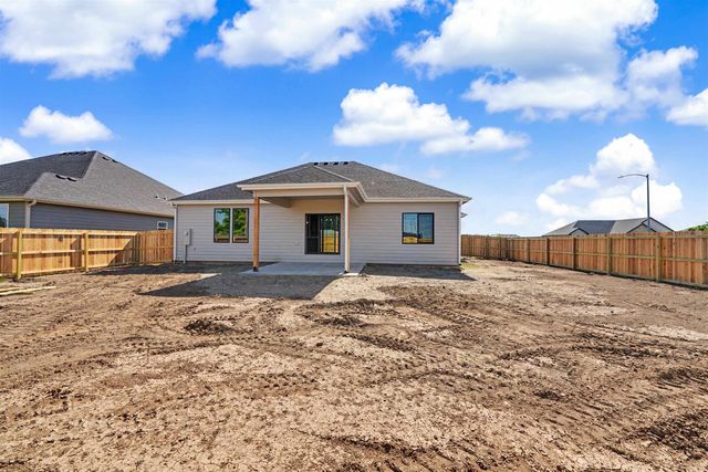 2824 Crystal Lake Dr, Salina, KS 67401