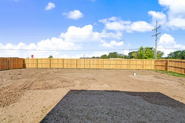 2824 Crystal Lake Dr, Salina, KS 67401