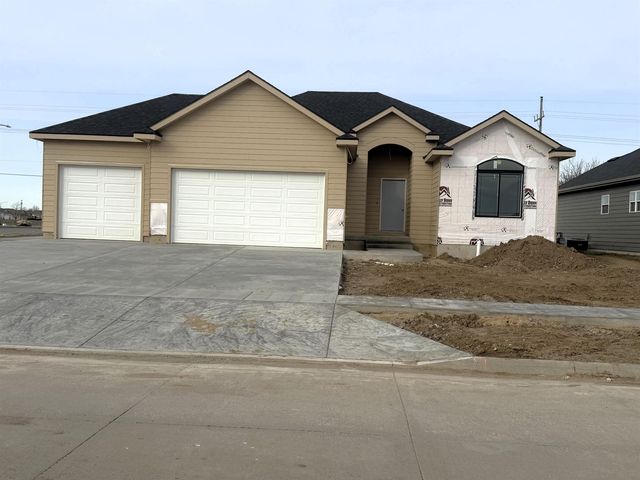 2824 Crystal Lake Dr, Salina, KS 67401
