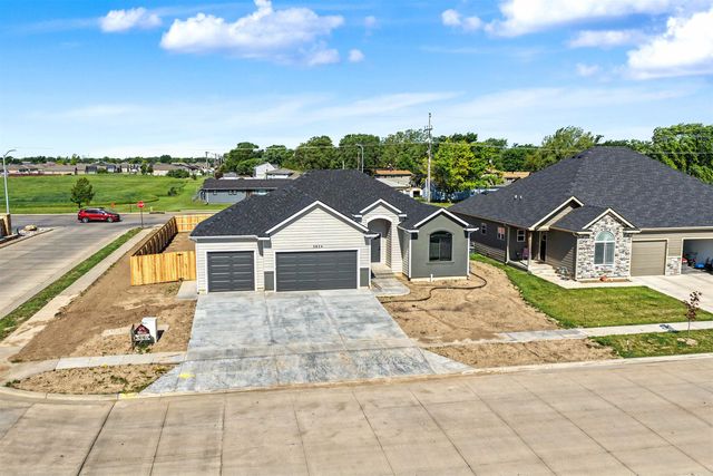 2824 Crystal Lake Dr, Salina, KS 67401