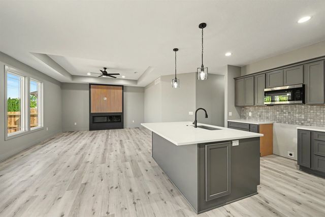 2824 Crystal Lake Dr, Salina, KS 67401