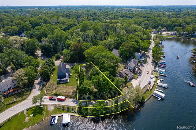 411 Heights Road, Lake Orion Village, MI 48362